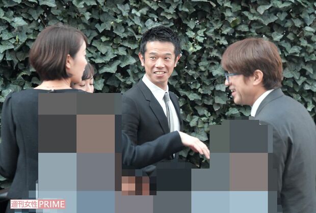 小学校の入学式に訪れた庄司と藤本