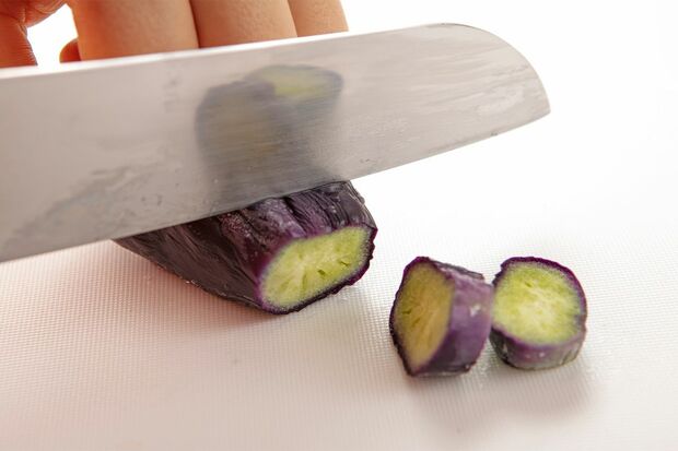 ラップに包んだままの冷凍なすを耐熱皿に置き、1本あたり電子レンジで30秒加熱。半解凍状態になるので、料理に合わせてカットして使う。（写真提供／ニチレイフーズ）