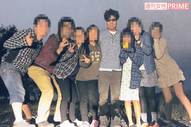 嘉久さんの両隣には長女と次女がぴったりと寄り添っている