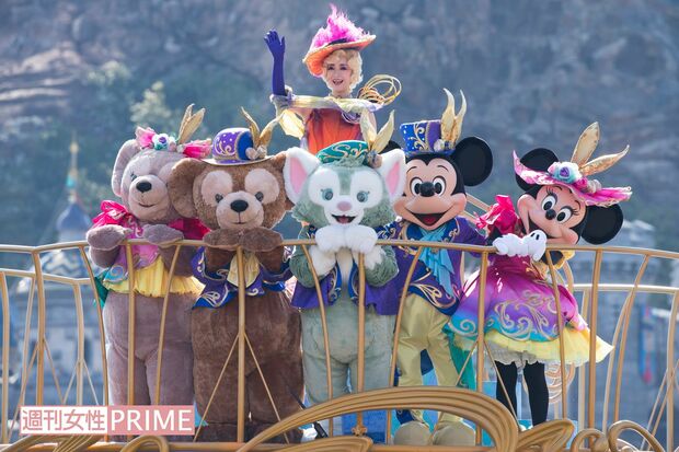 今回の「春の祝祭」イベントは、おしゃれなファッションショー。アメリカンウォーターフロントの船には、ミッキーとミニー、そしてジェラトーニたちが乗船！（東京ディズニーシー）　撮影／廣瀬靖士