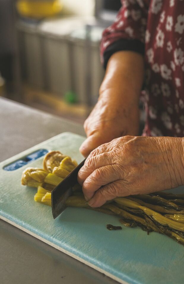 野沢菜を切る信州のおばあちゃん（写真提供／清水隆史）