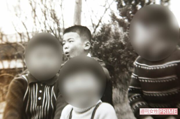 友人と写る幼いころの須田広昭容疑者（兄提供）