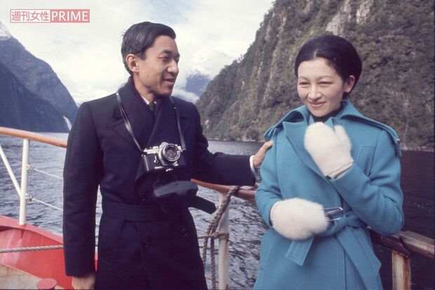 昭和48年5月、ニュージーランドのミルフォード湾で観光される上皇ご夫妻がフィヨルドを背景に。
