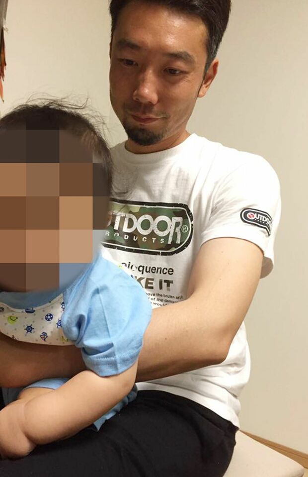 夫・淳さんに抱かれる息子を撮影していた（池田純子容疑者のフェイスブックより、※画像は一部加工）