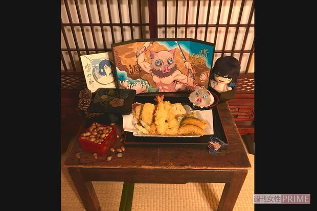 伊之助の好物の天ぷらを合わせた青山さんの別祭壇。作品をおもわせるようなレトロな雰囲気が漂う