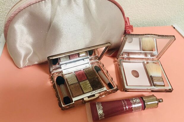 デパートコスメを愛用。値段は高いけど、量がたっぷり入っていることも多いし発色がよく、少量ですむことも多いので、1回あたりの単価で考えると実はドラッグストアで購入するプチプラと値段が変わらない商品も多い