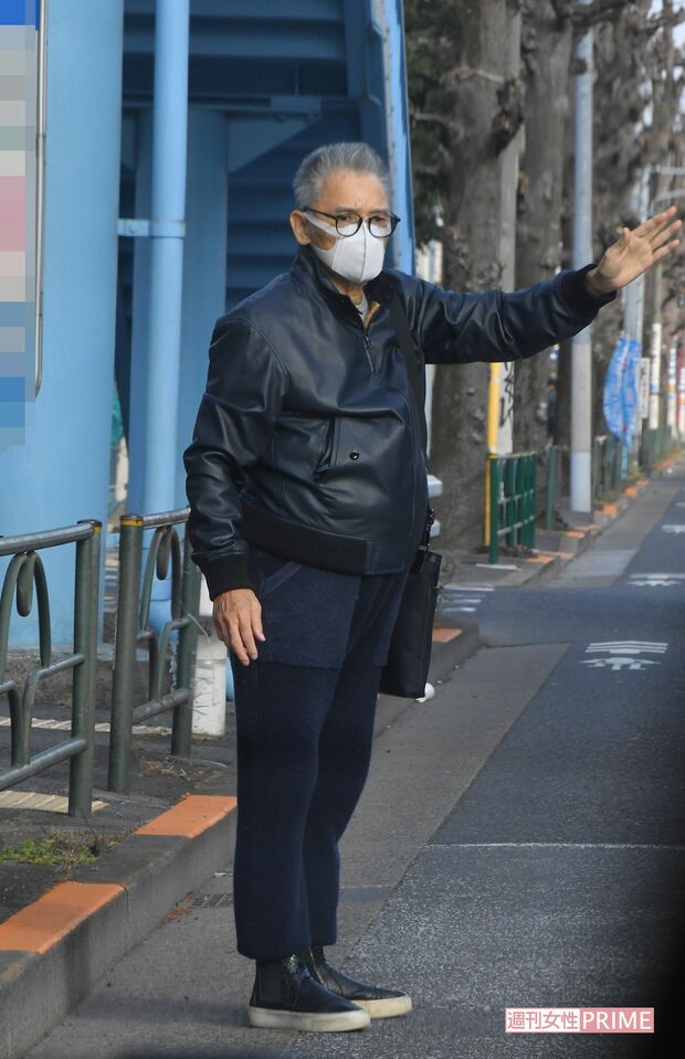 バス停でタクシーをつかまえる萩原健一（2019年1月撮影）