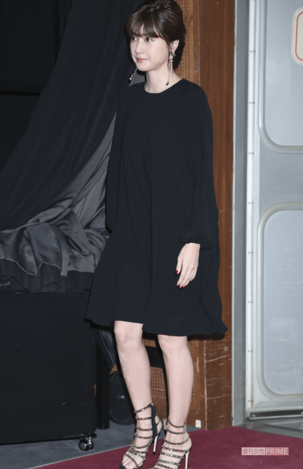 内田有紀(48)NHK・BSプレミアムの時代劇『荒神』の試写会に登場した際のドレス姿。美しさをキープする内田は、2023年でデビュー30周年。8年ぶりにショートヘアにして話題になっている
