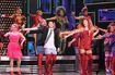 春馬さんが演じたドラァグクイーン役（写真右）を城田優が演じる。主人公は引き続き小池徹平が演じる（写真中央）