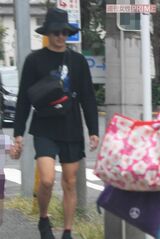 子どもと手をつないで運動会に向かう瑛太