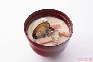 旬のあさりの濃厚なうまみが効いています「あさりと新玉ねぎの豆乳椀」調理/みないきぬこ スタイリング/中村弘子 撮影/廣瀬靖士