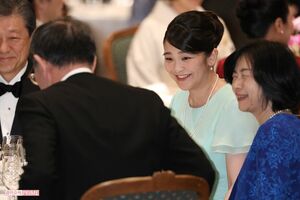 絢子さんの披露宴でお隣になった黒田清子さん夫妻とは終始、笑顔でお話しを（10月30日）