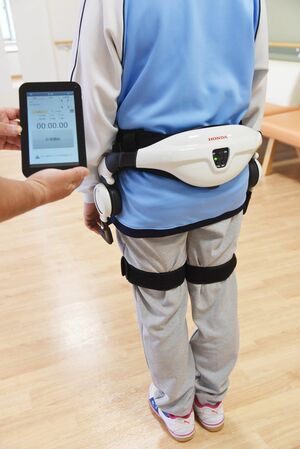HONDA歩行アシスト／股関節から足を前後に出すのを補助するロボット。車で有名な企業が開発しただけあり動きがスムーズ。自然な歩行へ導く