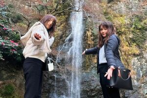 トリーチャーコリンズ症候群の山川記代香さん（左）と口唇口蓋裂の小林えみかさん