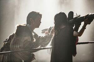 イーハンと許されない恋に落ちるトリーシア（壇蜜）が磔にされ胸には槍が突き刺さって…『精霊の守り人悲しき破壊神』より（C)NHK