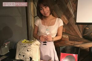 取材の後はトークイベントに参加。会場でたくさんのオリジナルグッズを販売する姫乃さん。ファンとのチェキ撮影も行われ盛り上がっていた。撮影/吉岡竜紀