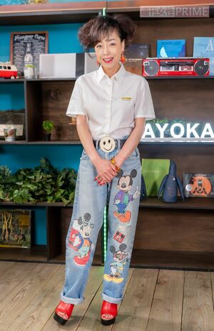 最近は運動をしていないと語るも、スマートな体形を維持　撮影／佐藤靖彦