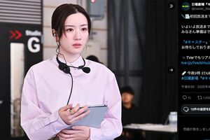 「不自然なほどに白い」と指摘された永野芽郁(『キャスター』公式Xより)