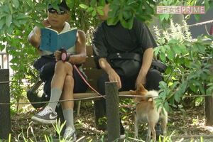 2024年8月下旬の猛暑の中、木陰になっているベンチに座って、台本を読む市川猿之助と弟子の市川段一郎