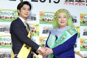 握手を交わした松本潤と美輪明宏　撮影／佐藤靖彦