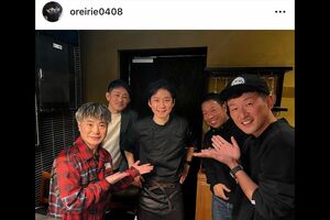 中央が渡部建。バイトの制服を着こなし笑顔を見せている（カラテカ入江のインスタより）