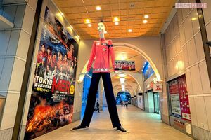 劇場版『TOKYO MER~走る緊急救命室~南海ミッション』仕様になった名古屋駅「ナナちゃん人形」(編集部撮影)