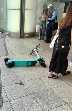 23年9月、東京・池袋駅近くの歩道上で電動キックボードを運転中に60代の女性に衝突した直後に一般人によって投稿されたもの（Xより）