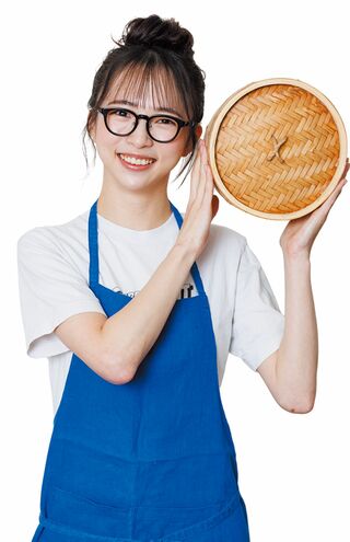 りよ子さん●せいろの魅力にとりつかれたOLとして2023年にInstagram投稿をスタートしたところ、簡単レシピが共感を呼び、フォロワー数24万人超。初著書『すべてを蒸したいせいろレシピ』（Gakken）は、累計発行部数30万部超の大ヒットに。「せいろブームの火付け役」として、テレビ、ウェブ、雑誌などで活躍中。夫と二人暮らし。