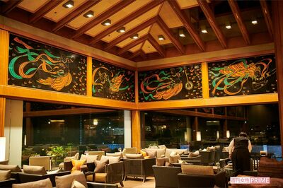 ロビーには、輪島塗の大パネルが　撮影／山田智絵