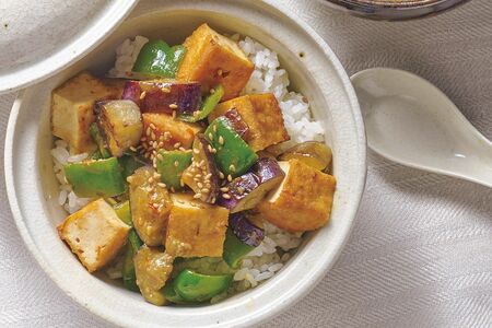 厚揚げとなすのピリ辛みそ炒め丼　撮影／中野博安