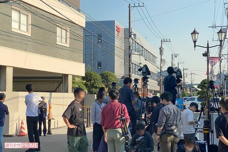 立てこもりのあった蕨郵便局の規制線手前に集まる報道陣