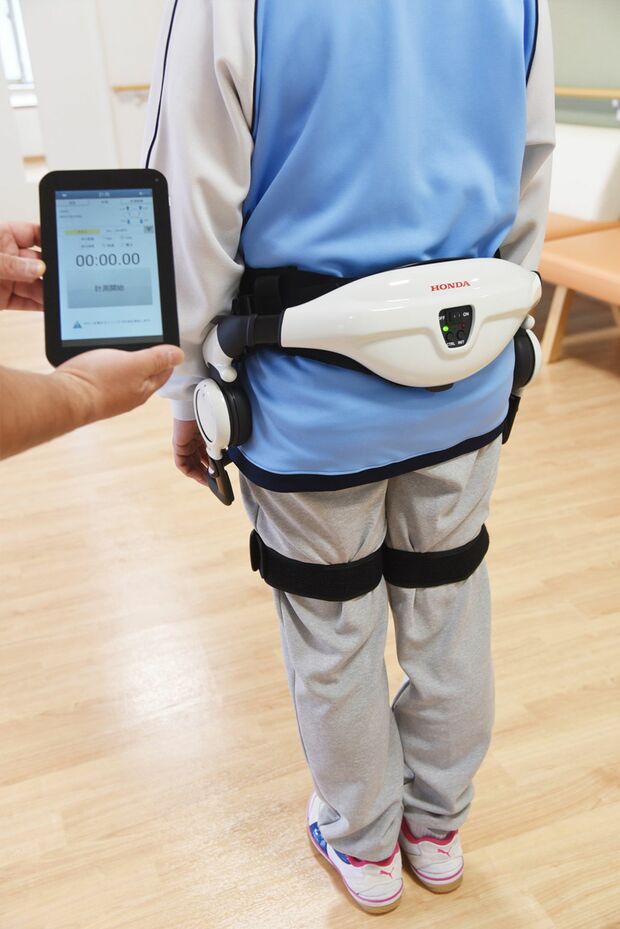 HONDA歩行アシスト／股関節から足を前後に出すのを補助するロボット。車で有名な企業が開発しただけあり動きがスムーズ。自然な歩行へ導く