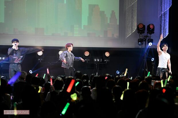 7月25日に行われたMYNAMEのライブのもよう。完璧なステージングに満員の会場が沸いた 撮影/渡邉智裕