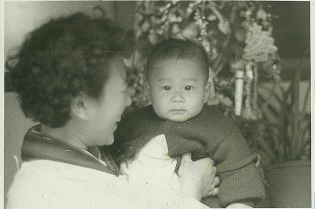 2歳のころ、岡山の生家にて、母親と