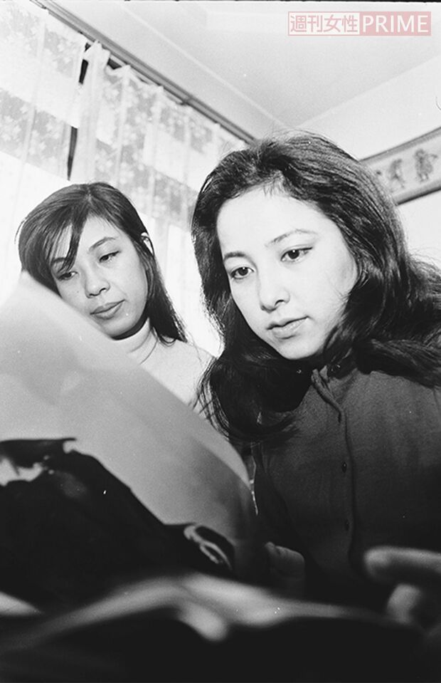 デビュー当時の冨士眞奈美さん(右)。左側が冨士さんのお姉さん