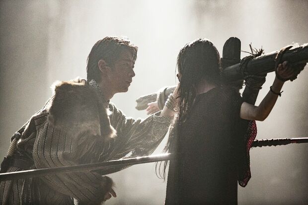 イーハンと許されない恋に落ちるトリーシア（壇蜜）が磔にされ胸には槍が突き刺さって…『精霊の守り人悲しき破壊神』より（C)NHK