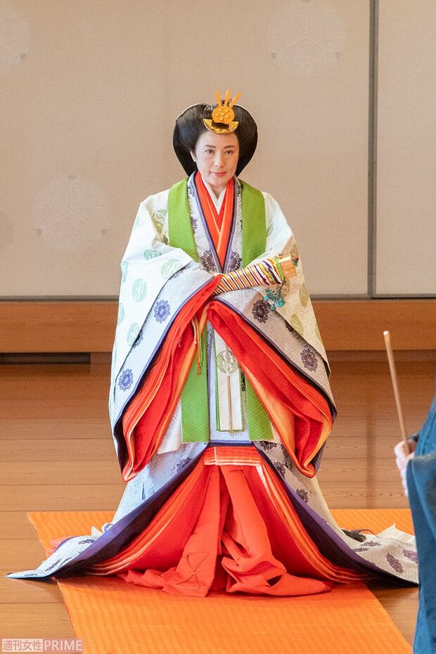 十二単をお召しになられた雅子さま