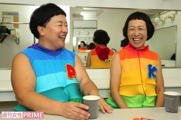 ケロポンズの2人。大人気曲『エビカニクス』を含むDVDつきベスト・アルバム『おどって あそぼう!!ケロポンズBEST』（ユニバーサルミュージック）は、Amazonキッズ・ファミリー音楽ランキングで1位に輝くなど絶賛発売中