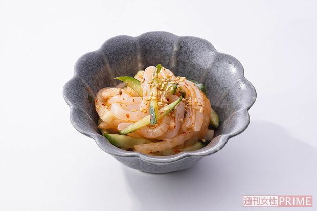 ごまをたっぷり加えて風味よく『イカのキムチあえ』レシピ・調理／小嶋絵美　スタイリング／大原美穂　撮影／廣瀬靖士