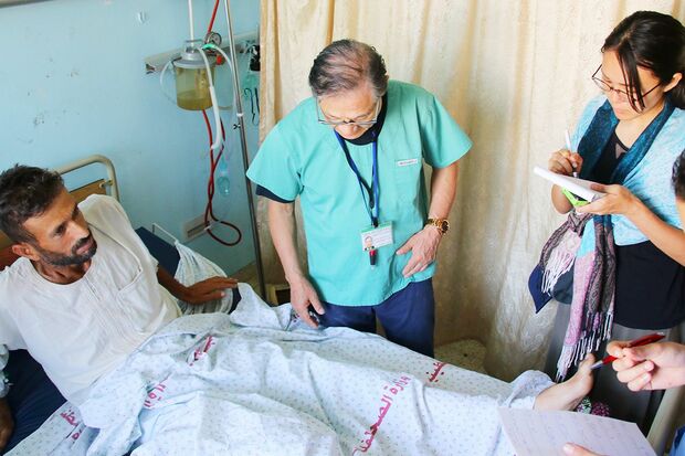 緊急支援のために聞き取りを行うJVCスタッフ