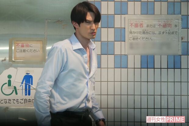 トイレから出てくるジェシー、『ユニクロ』のエアリズムのようなシャツが胸元からチラリ