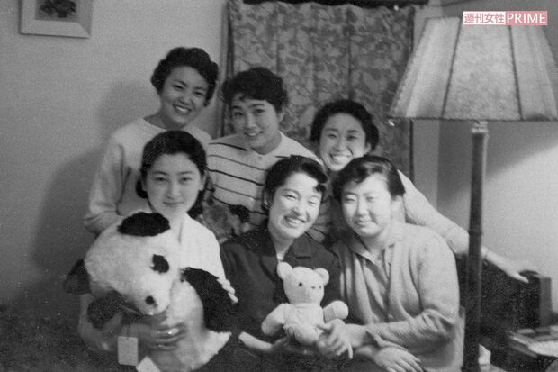 正田邸の自室で仲のよかった友人らとベッドの上で（'58年ごろ）