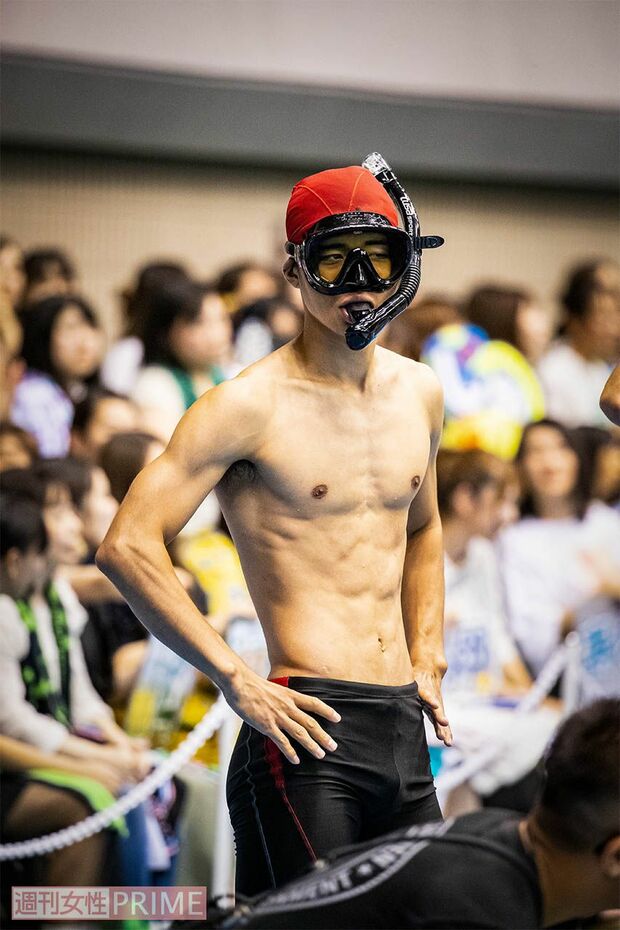 腰に手を当て気合いじゅうぶん！　撮影／廣瀬靖士