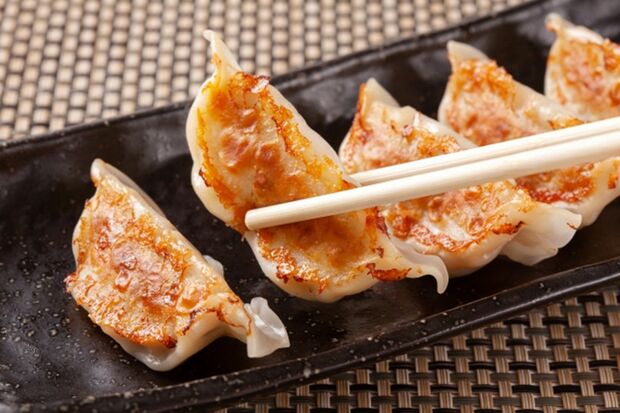 中国語の「餃子(ジャオズ)」がなまって「ギョーザ」と呼ばれるようになったそう。水餃子は「水を意味する水」と「餃子を意味する餃」から成り、肉や野菜を包んでゆでていた料理が始まりだそう ※写真はイメージです