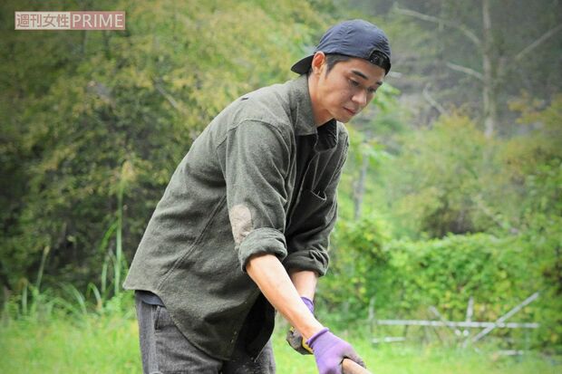 慣れた手つきで薪割りをする東出昌大