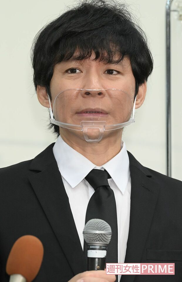 会見ではレポーターや記者から厳しい質問を浴びせられ続けた渡部建