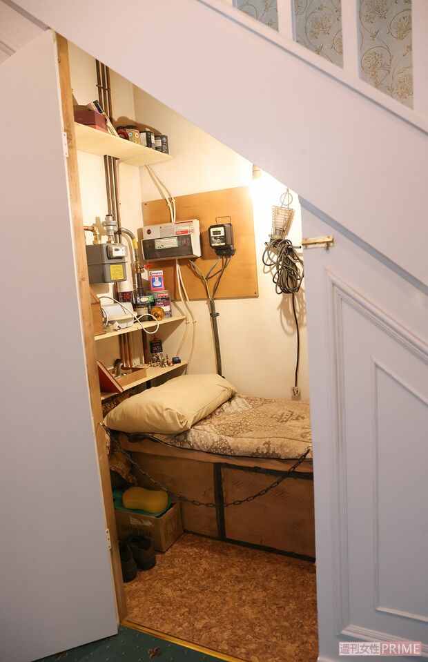 プリベット通り4番地のダーズリー家。階段下にはハリーの部屋（撮影／吉岡竜紀）