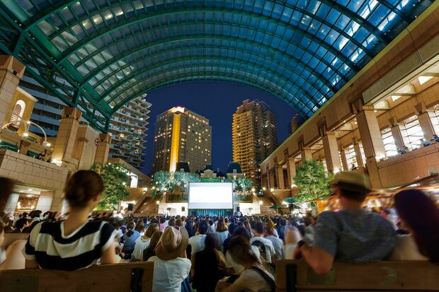 夜風を感じながら、のんびりと映画を！／恵比寿ガーデンプレイス「恵比寿ガーデンピクニック」※写真は去年の様子