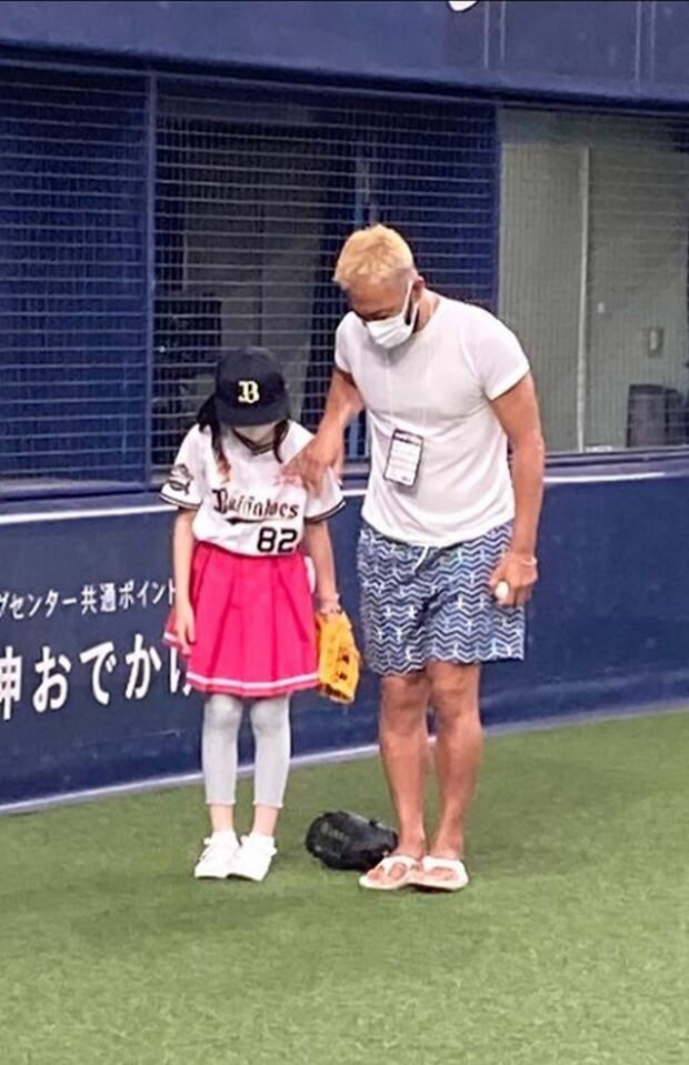 始球式に挑戦する、娘の市川ぼたんに指導する金髪の海老蔵(公式インスタグラムより)