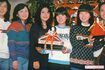 1980年、ひな祭りコンサート。右から五輪真弓さん、イルカさん、沢田さん、久保田早紀さん、太田裕美さん、横山みゆきさん